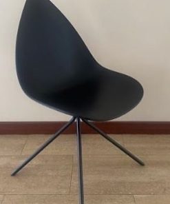 4 Sillas de polipropileno y base metalica﻿
