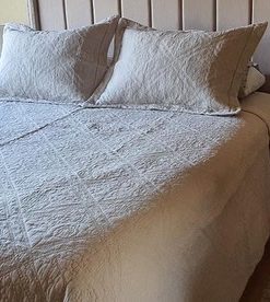 Cubre cama beige