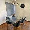 Mesa de vidrio con 4 sillas/ lámpara / reloj