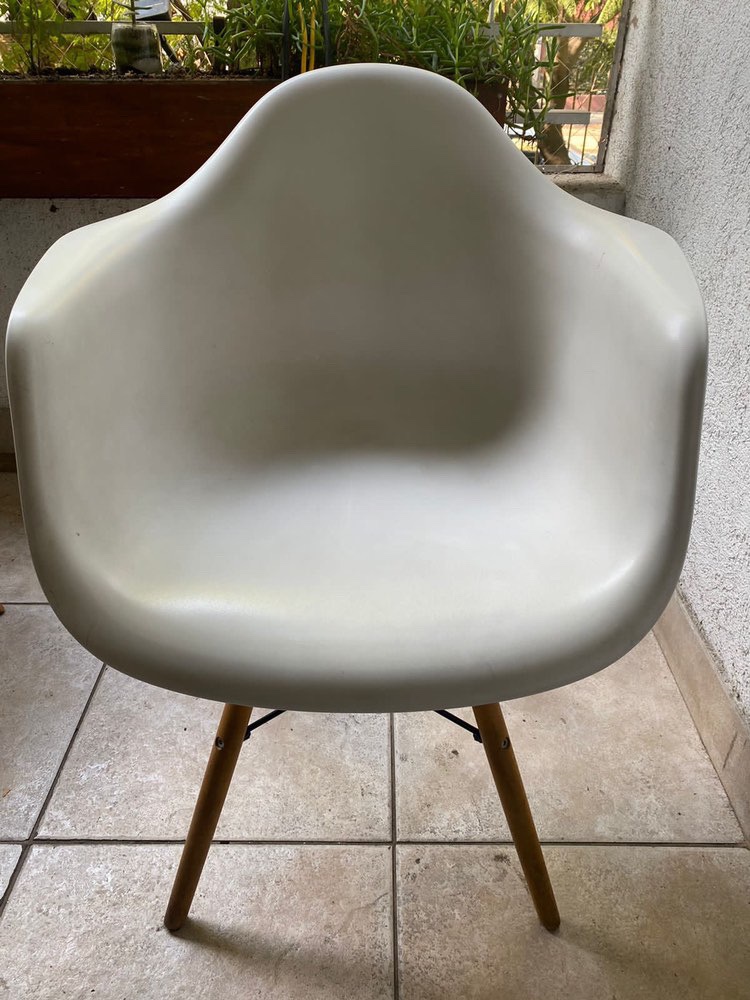 Mesa con dos sillas eames - Imagen 2