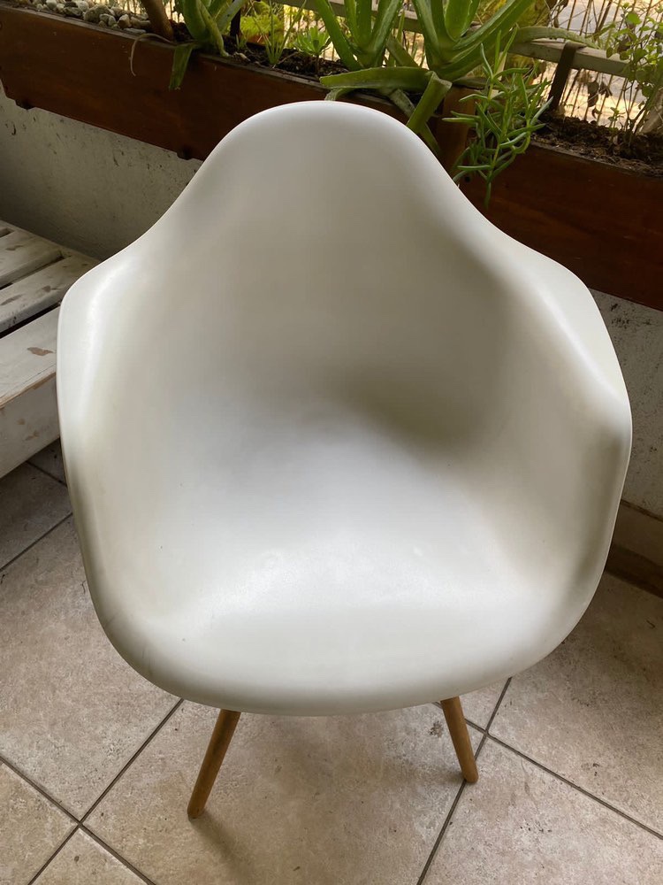 Mesa con dos sillas eames - Imagen 3