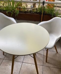 Mesa con dos sillas eames