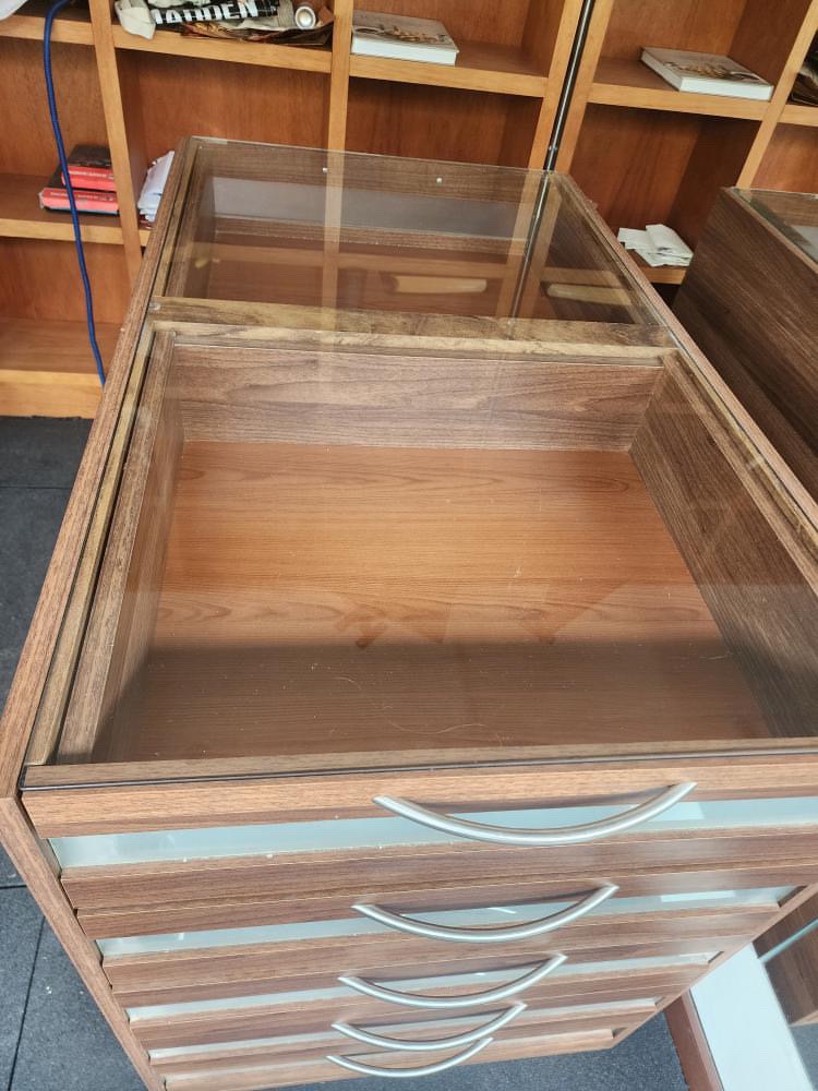 Mueble con vitrina y cajones - Imagen 4