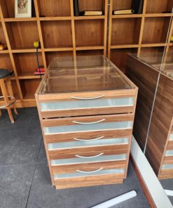 Mueble con vitrina y cajones
