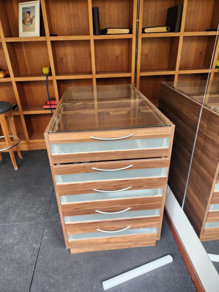 Mueble con vitrina y cajones