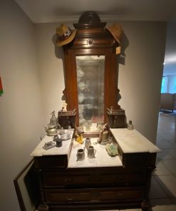 Mueble antiguo de madera y mármol