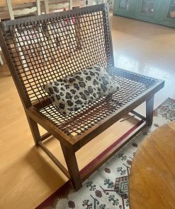 Sitial de madera con cuero