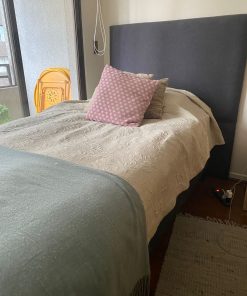 Cama con respaldo