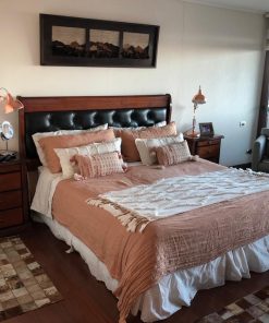 Cama con veladores