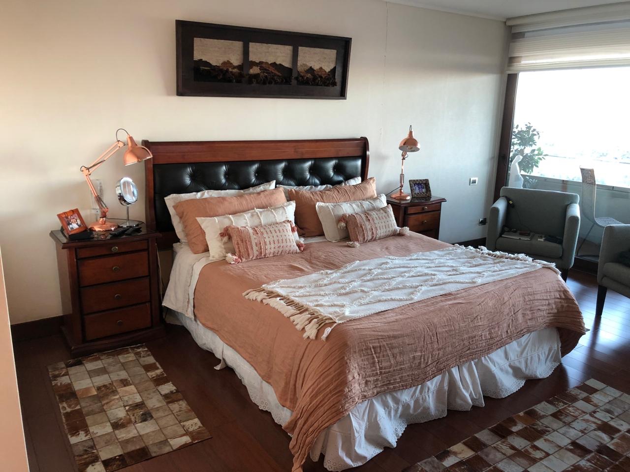 Cama con veladores