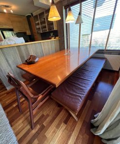 Comedor con banquetas y silla