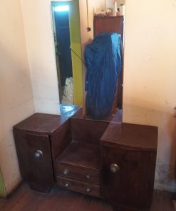 Mueble de madera con espejo
