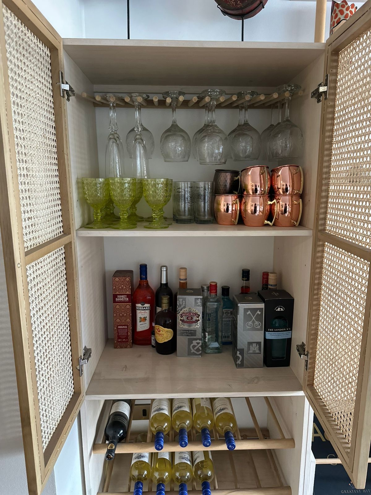 Mueble bar con repisas - Imagen 2