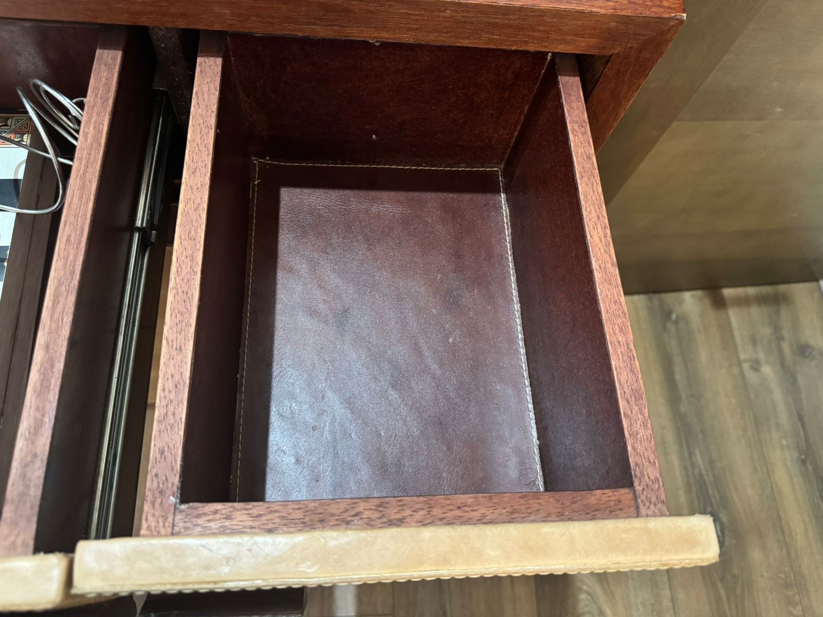 Buffet de cuero con madera - Imagen 3