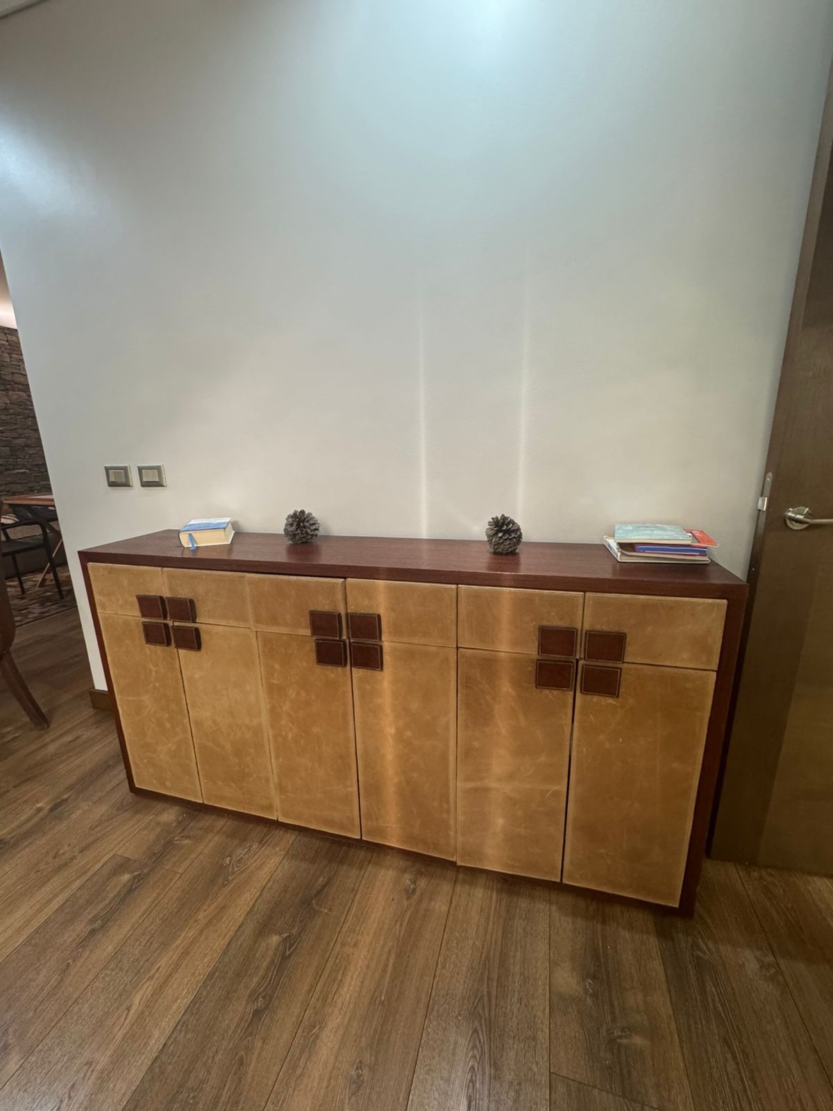 Buffet de cuero con madera