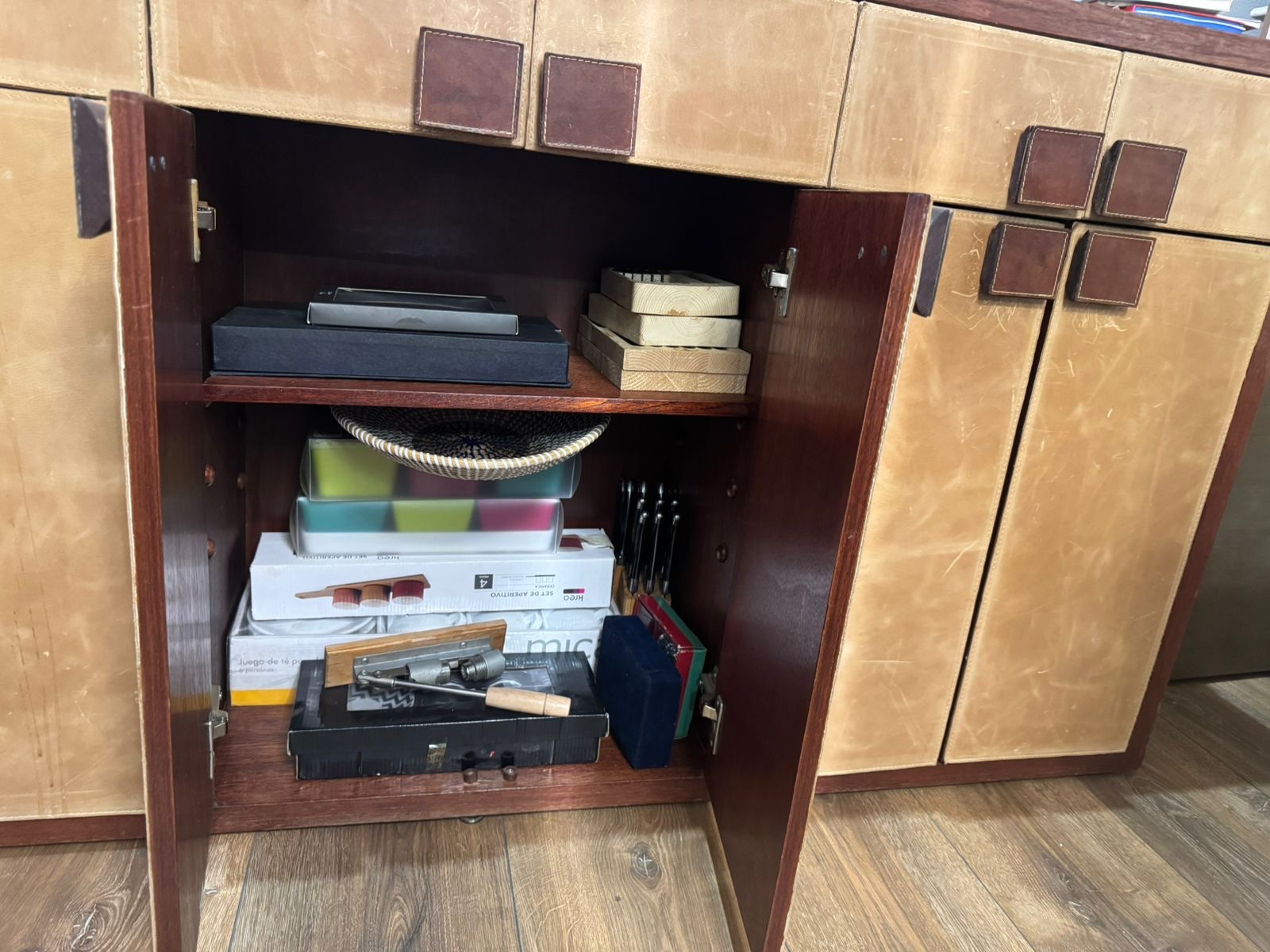 Buffet de cuero con madera - Imagen 4