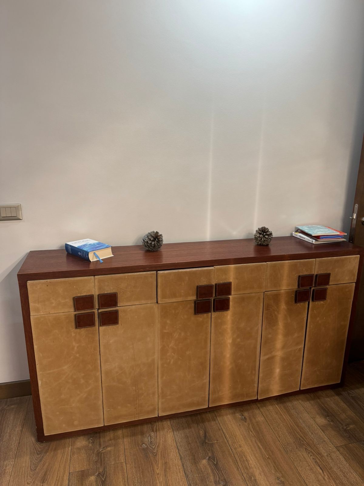 Buffet de cuero con madera - Imagen 2