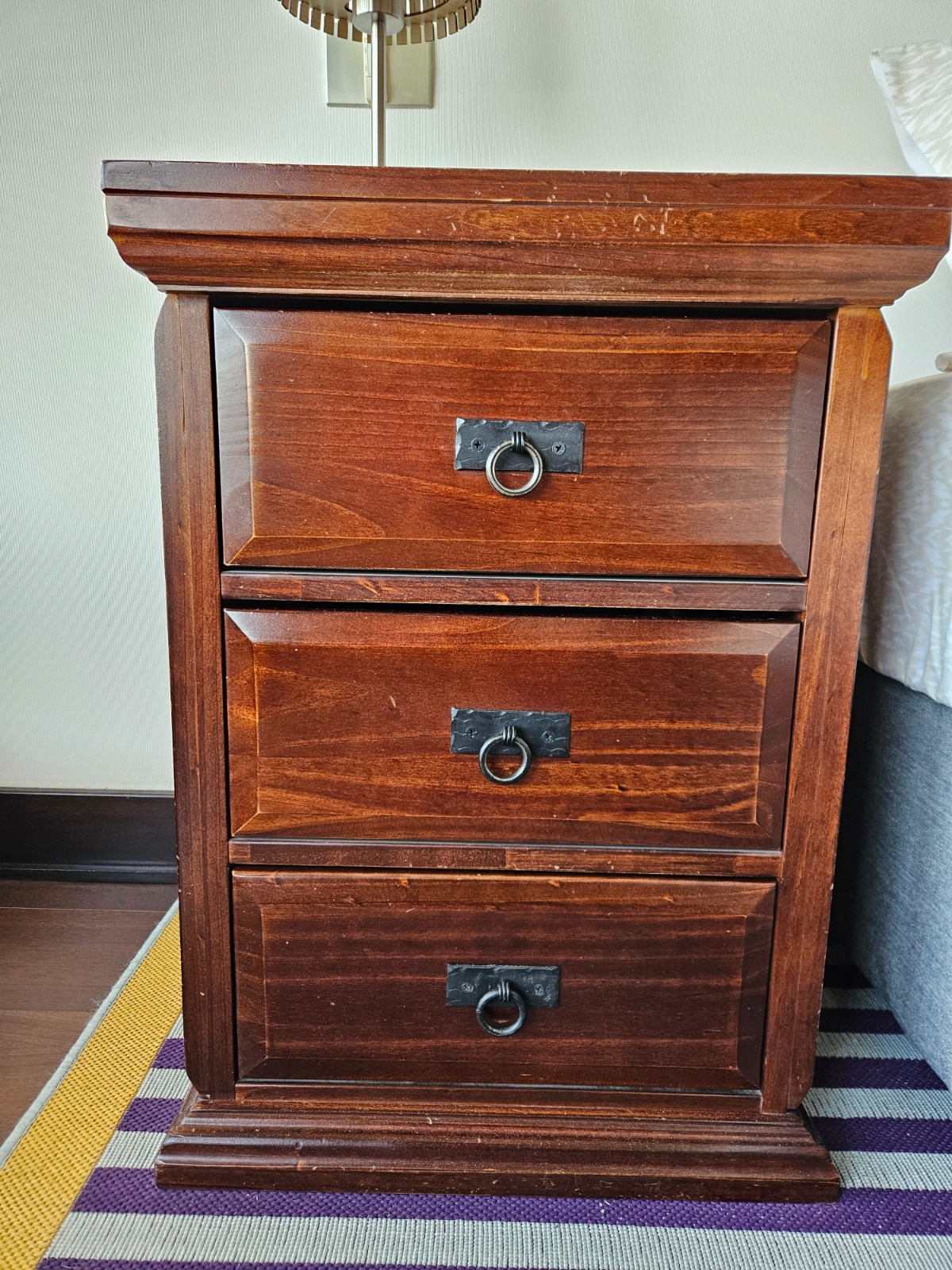 Par de veladores de madera
