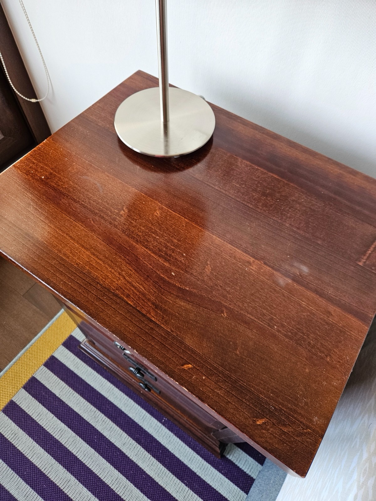 Par de veladores de madera - Imagen 2