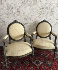 Par de sítiales antiguos de madera