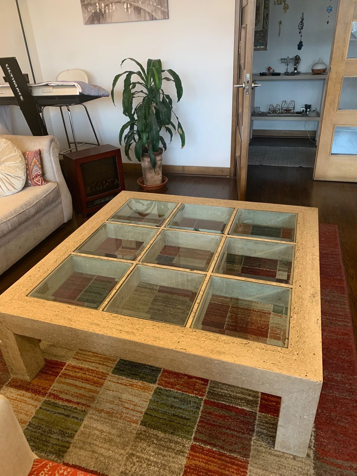Mesa de mármol con vidrio biselado