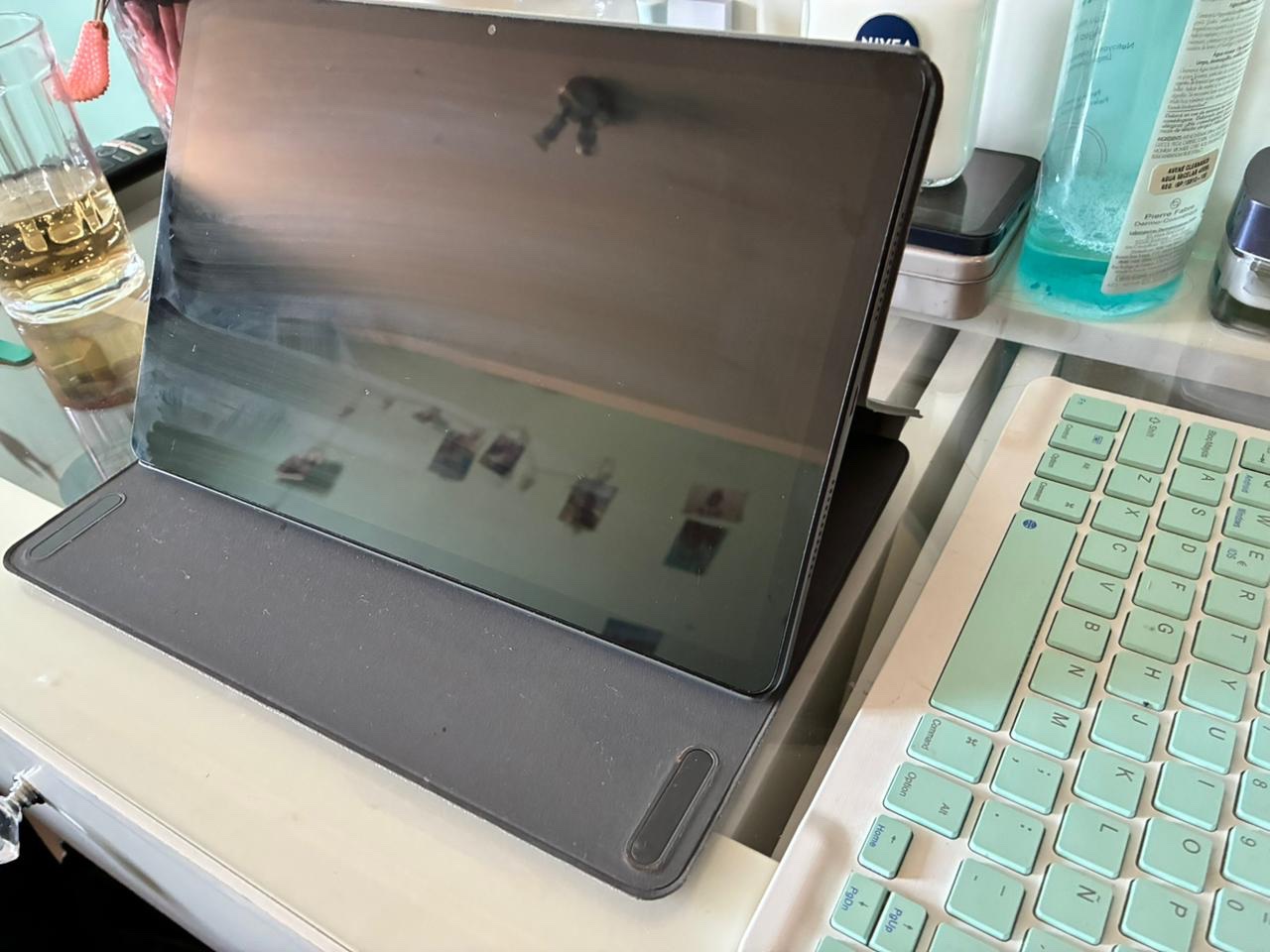 Tablet Lenovo con teclado y lápiz - Imagen 3