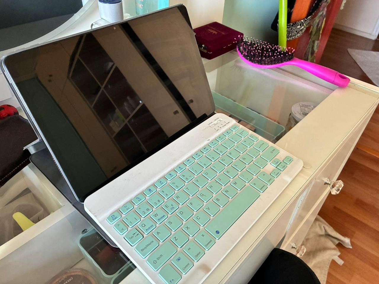 Tablet Lenovo con teclado y lápiz