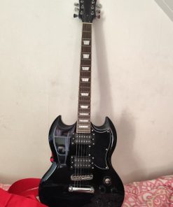 Guitarra con amplificador y pedal