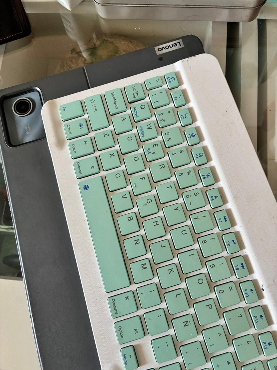 Tablet Lenovo con teclado y lápiz - Imagen 4