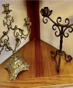 Par de candelabros de bronce y fierro