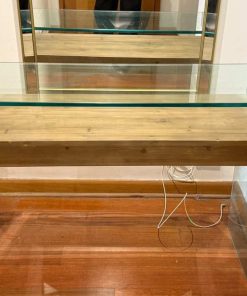 Arrimo de vidrio grueso con base madera