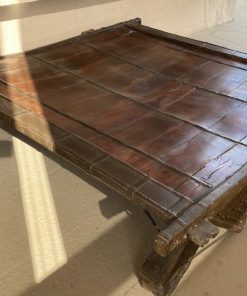 Mesa de centro iraní con bronce