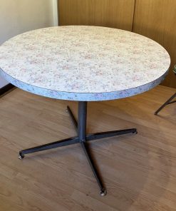 Mesa melamina cubierta flores