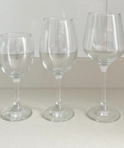 Son 18 copas de vino de cristal transparentes.
