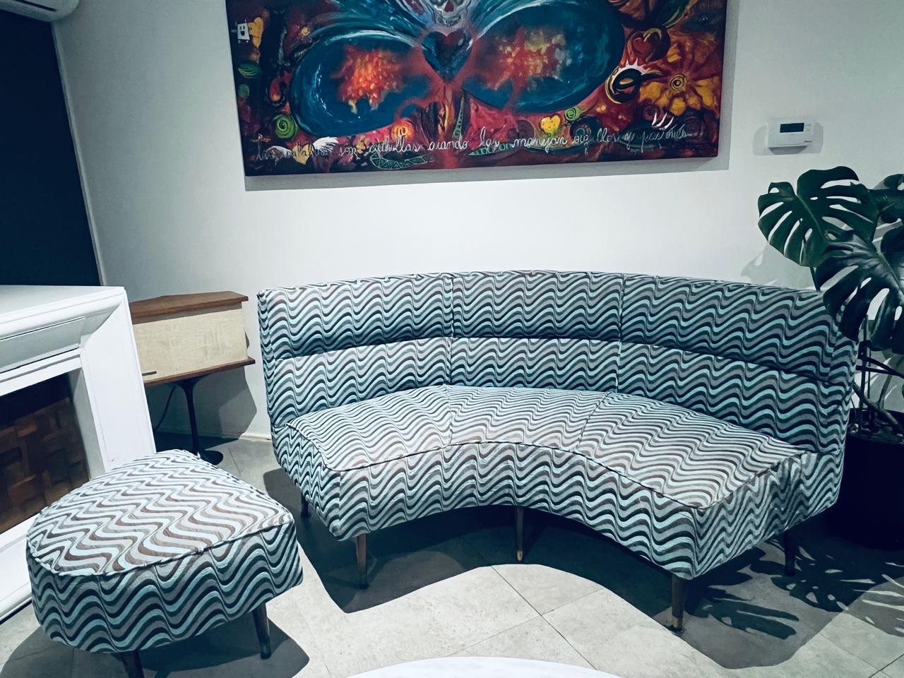 Sofá curvo de estilo Mid Century Modern