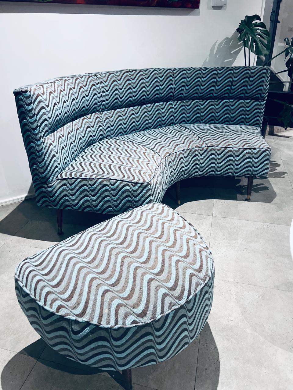 Sofá curvo de estilo Mid Century Modern - Imagen 3