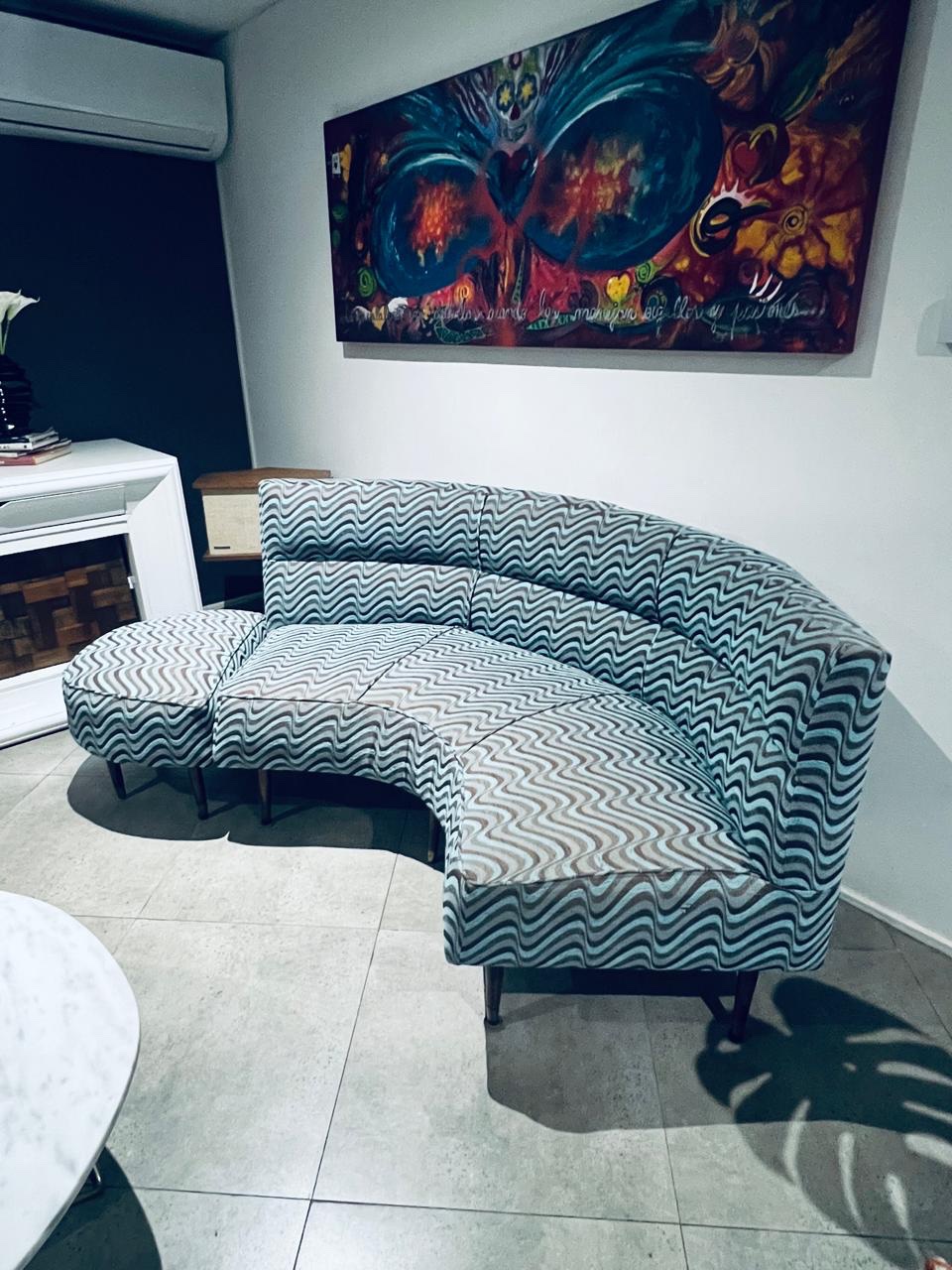 Sofá curvo de estilo Mid Century Modern - Imagen 2