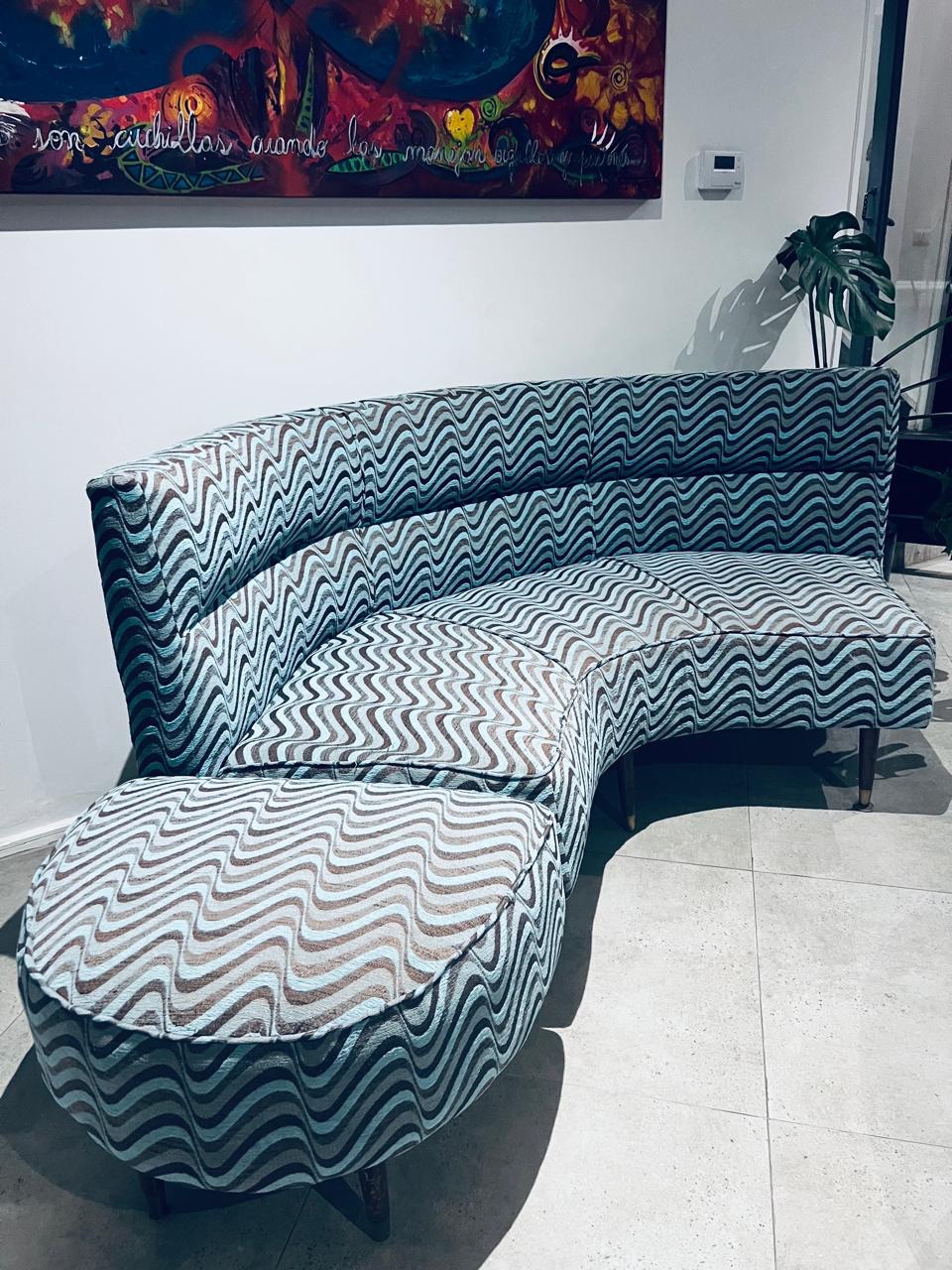 Sofá curvo de estilo Mid Century Modern - Imagen 5