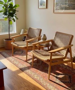 Sillas lounge de madera con asiento de cuerda.