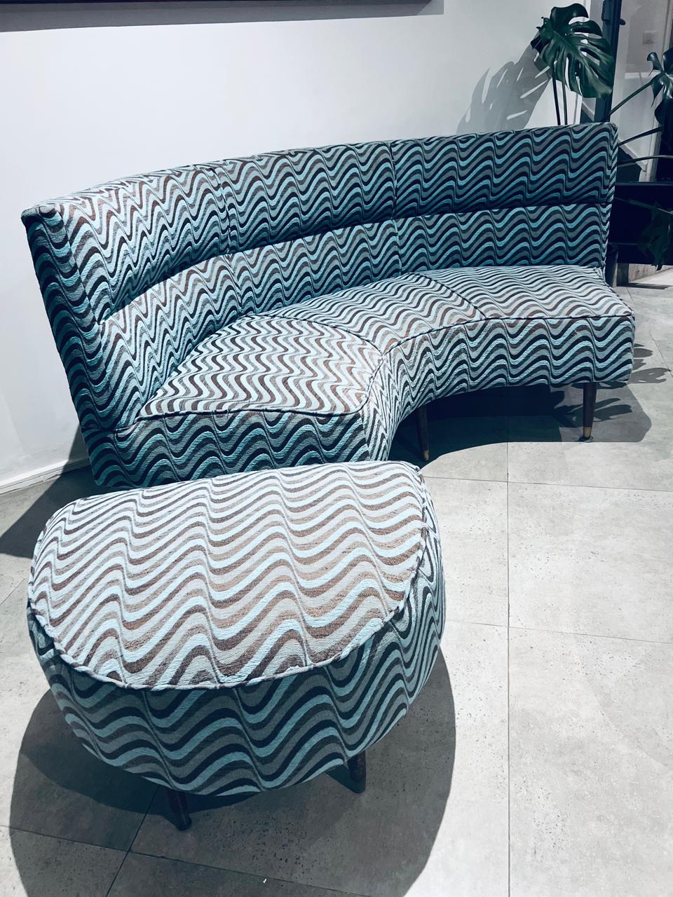 Sofá curvo de estilo Mid Century Modern - Imagen 4