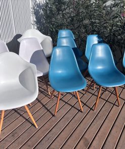 Juego de 8 sillas y 2 sitiales estilo Eames