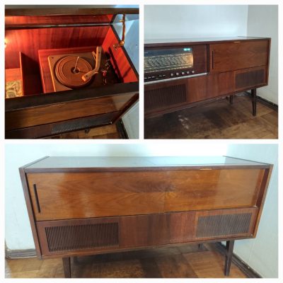 Mueble tocadiscos con radio Saba.