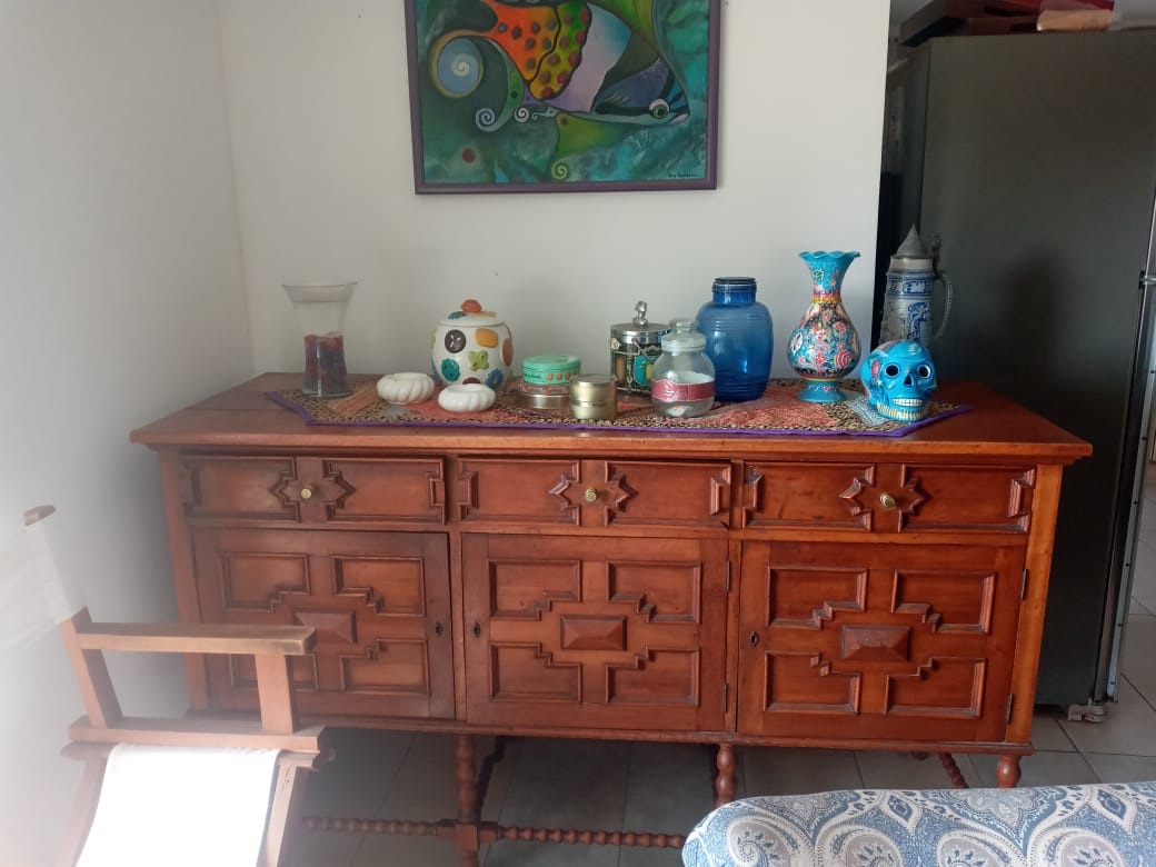 Buffet tallado en madera