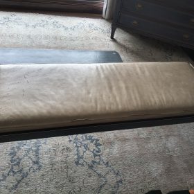 Banqueta de madera con cuero