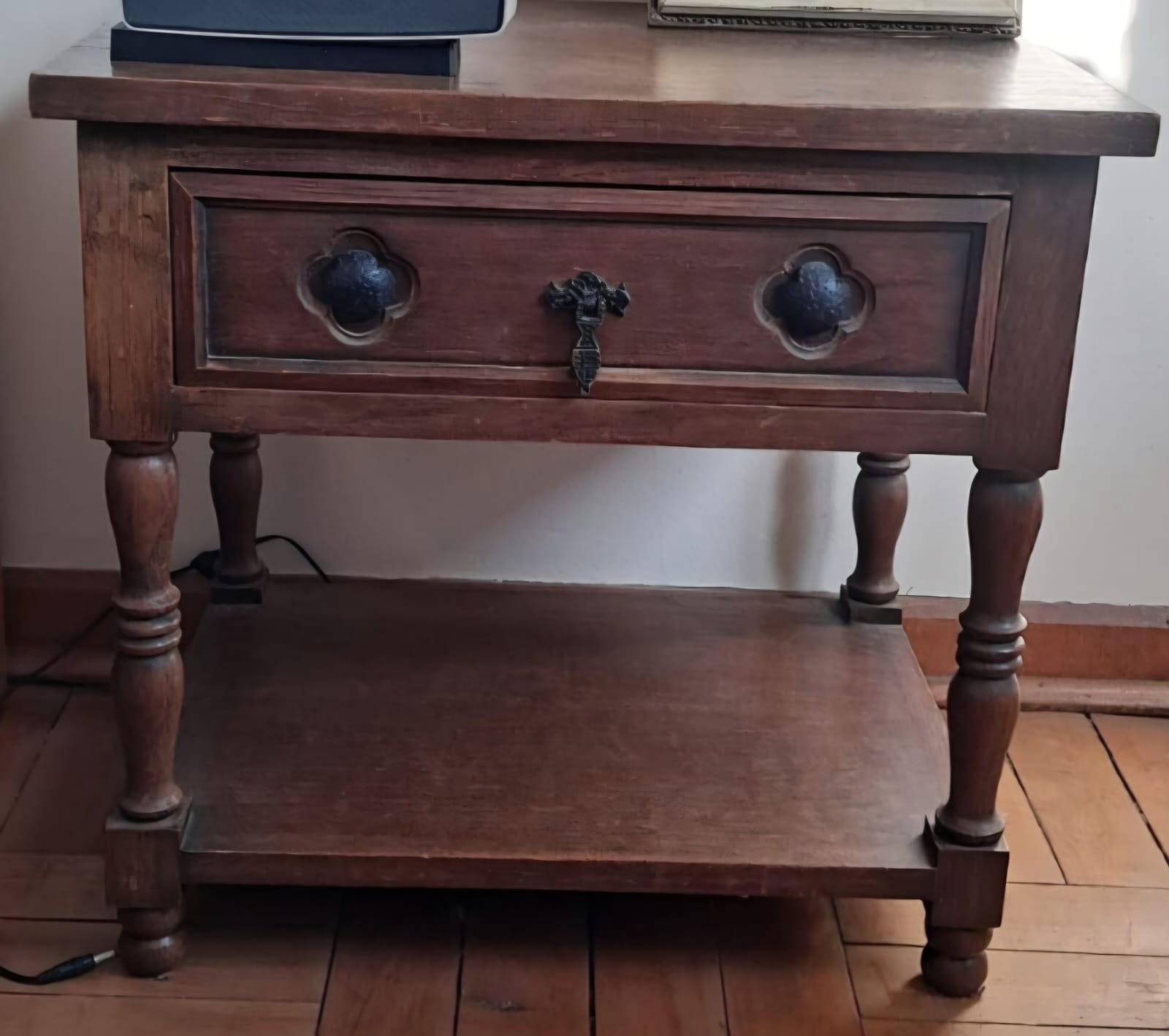 Par de Veladores de madera