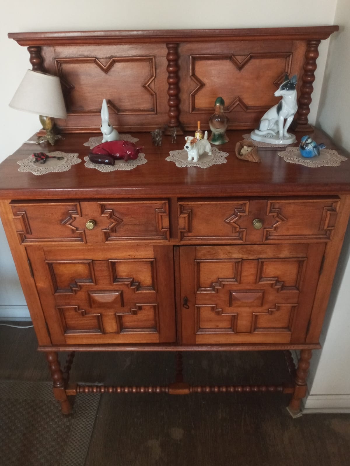 Buffet antiguo tallado