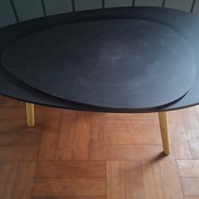 Mesa de centro ovalada.