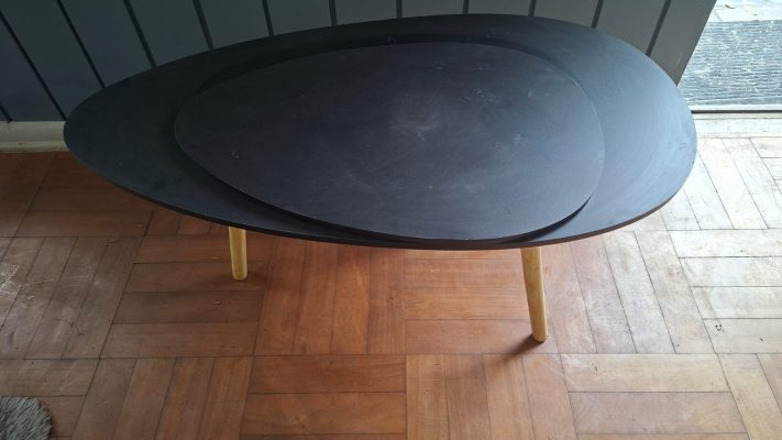 Mesa de centro ovalada.