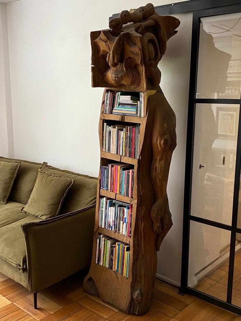 Librero escultura de madera nogal - Imagen 2