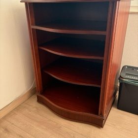 Mueble de madera lacada